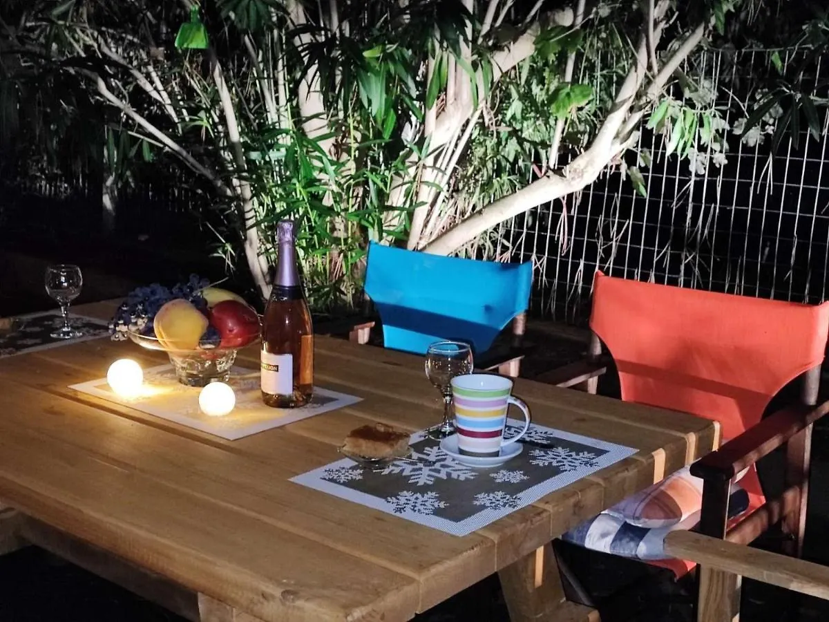 בית נופש סטאברוס Garden Bungalow Valentina